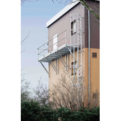 Exemple d'installation d'une échelle à crinoline aluminium avec une passerelle aluminium permettant d'acceder à une porte