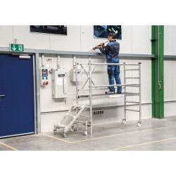 Plate-forme de montage réglable en hauteur accès par marche profondes